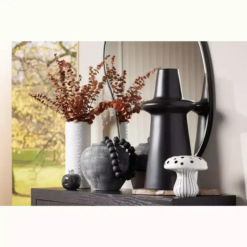 Specchio da parete astratto arrotondato e curvo, con cornice in legno nero opaco, bordo smussato moderno, largo 71 cm per il bagno