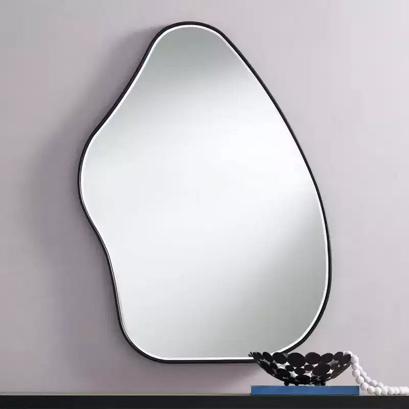 Specchio da parete astratto arrotondato e curvo, con cornice in legno nero opaco, bordo smussato moderno, largo 71 cm per il bagno