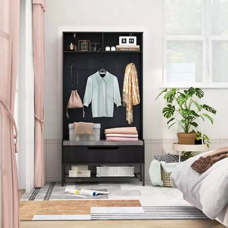 Albero appendiabiti da ingresso alto 175 cm con cuscino per seduta, scomparti aperti, ganci e vano contenitore con coperchio sollevabile, bianco/nero/marrone rustico