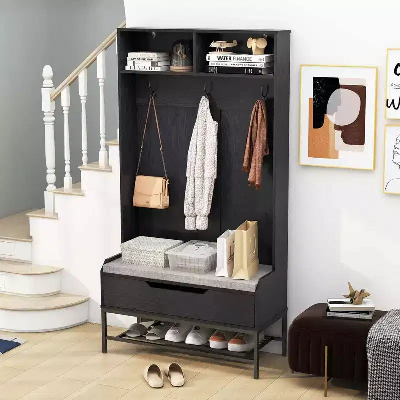 Albero appendiabiti da ingresso alto 175 cm con cuscino per seduta, scomparti aperti, ganci e vano contenitore con coperchio sollevabile, bianco/nero/marrone rustico