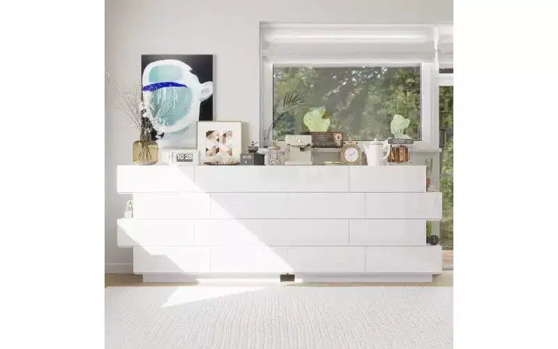Cassettiera bianca dal design creativo, struttura asimmetrica, 8 cassetti