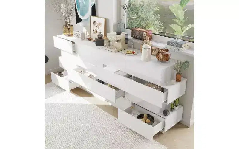 Cassettiera bianca dal design creativo, struttura asimmetrica, 8 cassetti
