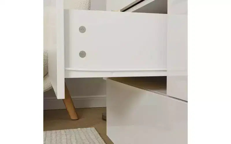 Cassettiera bianca dal design creativo, struttura asimmetrica, 8 cassetti