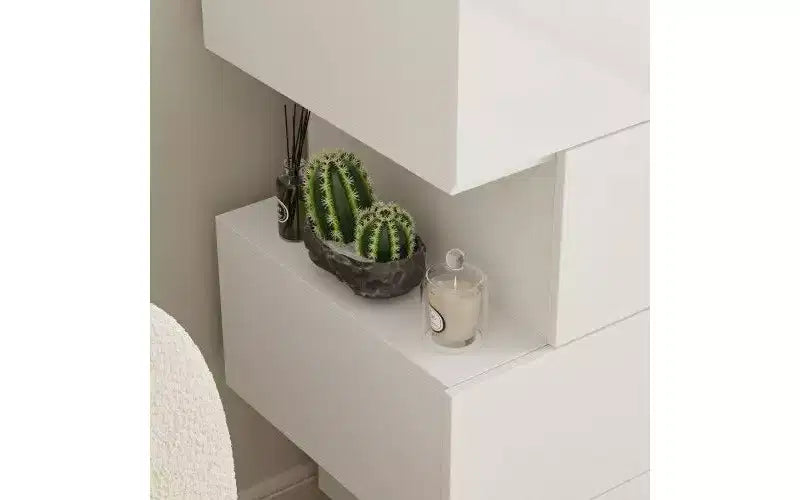 Cassettiera bianca dal design creativo, struttura asimmetrica, 8 cassetti