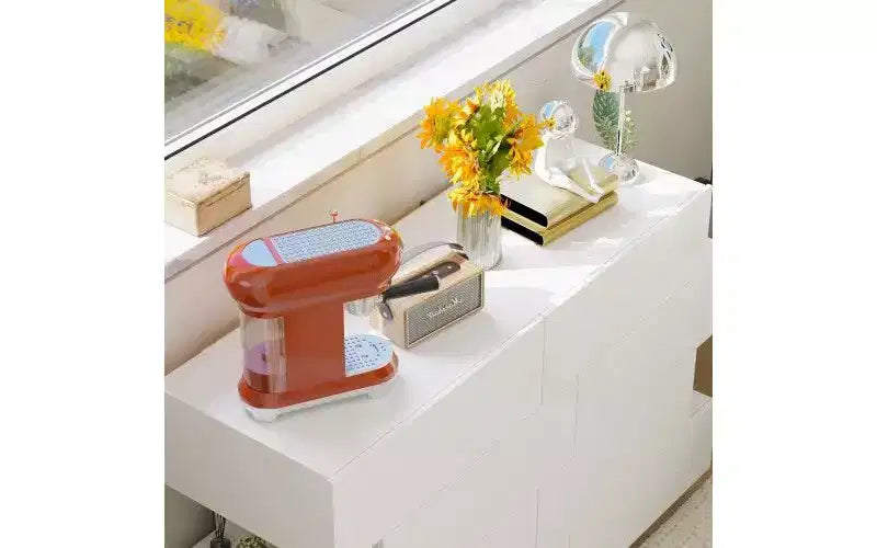 Cassettiera bianca dal design creativo, struttura asimmetrica, 8 cassetti